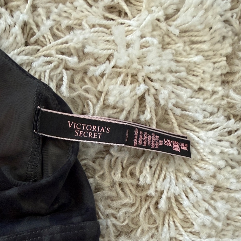 Black and Leopard Print Strappy Sports Bras - Picture 5 of 5